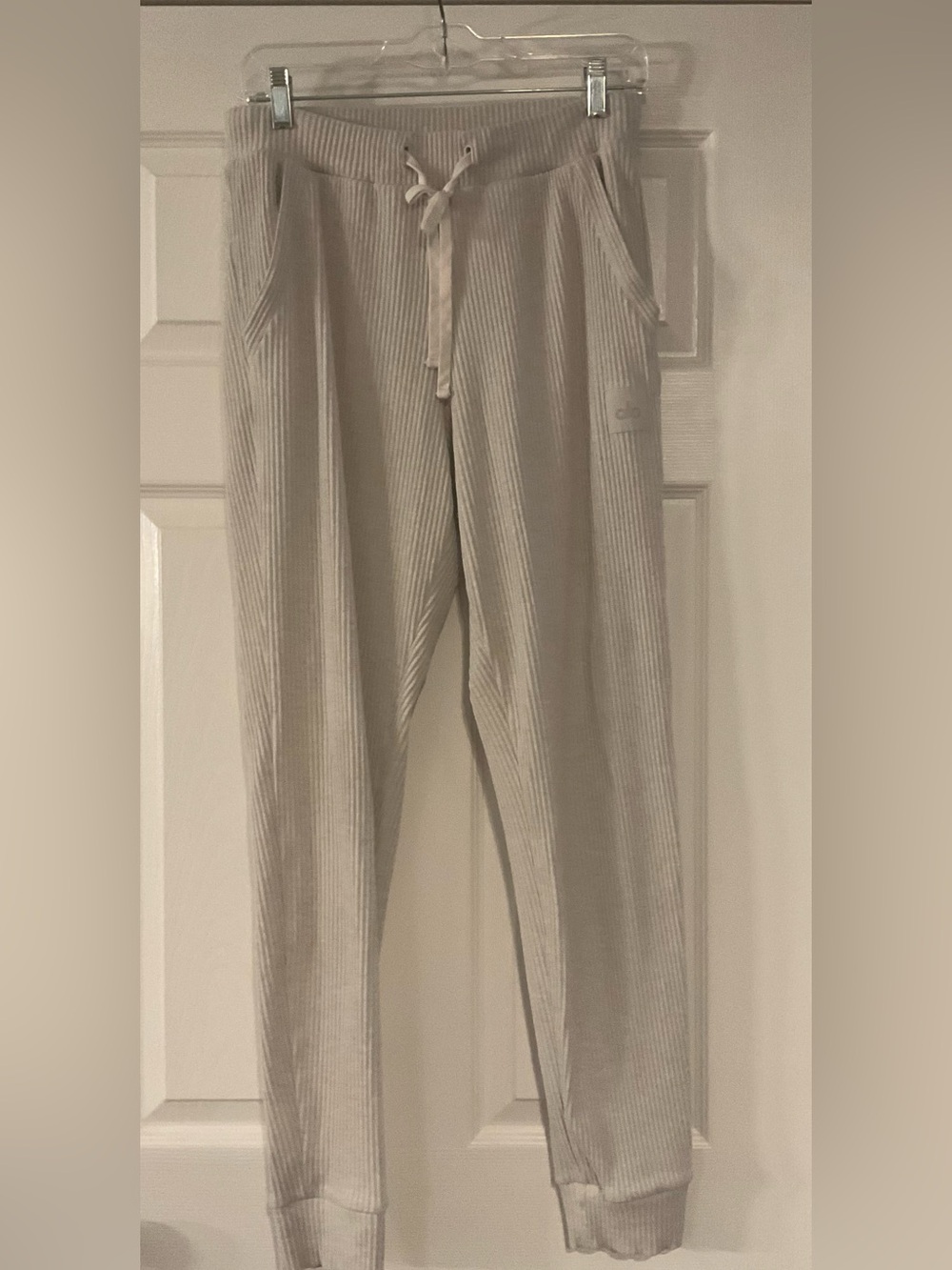 ALO yoga Muse sweat pant in Whit Heather Size Medium - Picture 3 of 5